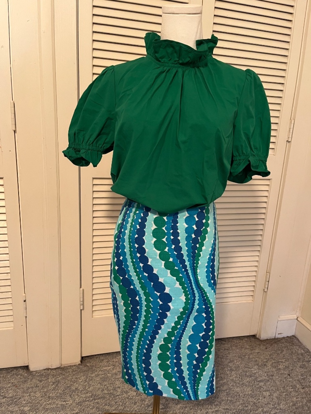 THML Ruffle neck puff sleeve blouse in Kelly Green - Picture 7 of 7